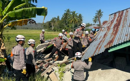 Kehadiran Brimob Ringankan Beban Warga, Rumah Terdampak Bencana Dibongkar*